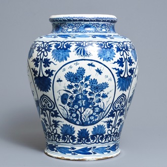 Een grote blauwwitte Delftse vaas met chinoiserie decor, vroeg 18e eeuw