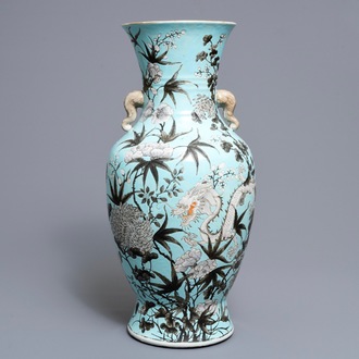 Un vase en porcelaine de Chine de style Dayazhai à fond turquoise, 19ème