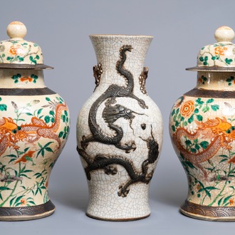 Drie Chinese Nanking craquelé vazen met draken, 19e eeuw