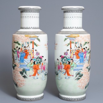 Een paar fijne Chinese famille rose rouleau vazen, Qianlong merk, Republiek, 20e eeuw