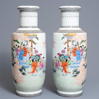 Une paire de vases de forme rouleau en porcelaine de Chine famille rose, République, 20ème