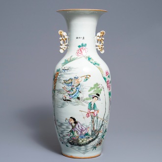 Un vase en porcelaine de Chine famille rose à décor de Liu Hai, 19/20ème