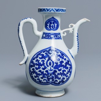 Une verseuse en porcelaine de Chine bleu et blanc pour le marché islamique, Kangxi