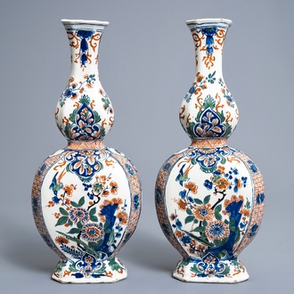 Een paar polychrome Delftse kasjmier palet flesvormige vazen, 17/18e eeuw