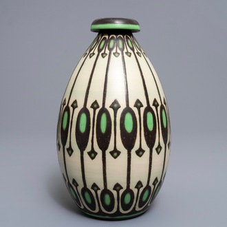 Een ornamentale art deco vaas met mat glazuur, Charles Catteau voor Boch Kéramis, 1e helft 20e eeuw
