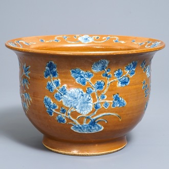 Un cachepot en porcelaine de Chine à décor en bleu et blanc sur fond brun, 19ème