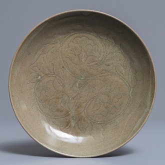 Een Chinees Yaozhou celadon-geglazuurd bord met onderglazuur decor, wellicht Song