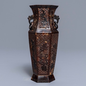 A hexagonal Chinese reticulated tortoise shell vase, 19th C.