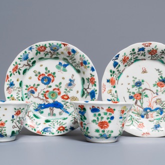 Une paire de tasses et soucoupes en porcelaine de Chine famille verte, Kangxi