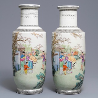 Une paire de vases de forme rouleau en porcelaine de Chine famille rose, République, 20ème