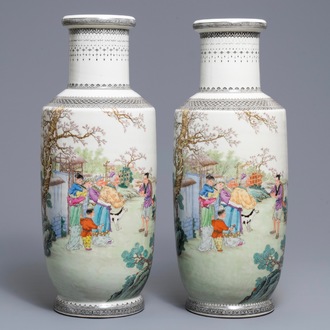 Een paar fijne Chinese famille rose rouleau vazen, Qianlong merk, Republiek, 20th C.