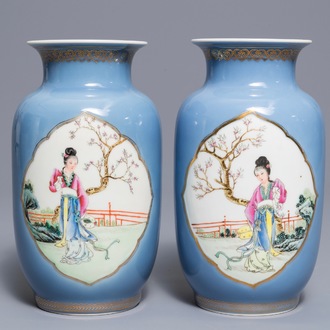 Une paire de vases en porcelaine de Chine famille rose sur fond bleu de lavande, marque de Qianlong, République, 20ème