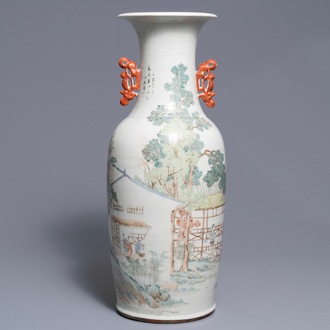 Een Chinese qianjiang cai vaas met figuren in een landschap, 19/20e eeuw