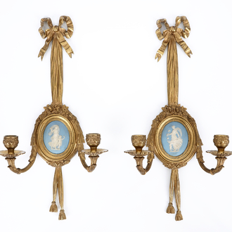 A pair of ormolu bronze wall sconces with Wedgwood Jasperware plaques, 19th C.