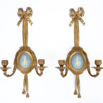 Une paire d'appliques en bronze doré aux plaques Wedgwood, 19ème