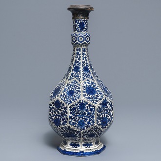 Een blauwwitte gefacetteerde vaas met zilveren montuur in Safavid stijl, Samson, Parijs, 19e eeuw