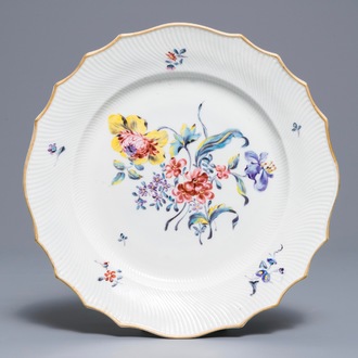 Une assiette en porcelaine de Tournai à décor d'un bouquet de fleurs, 18ème