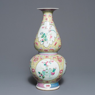 A Chinese famille rose double gourd vase with floral design, 19th C.