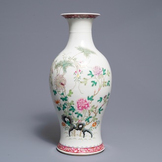 A Chinese famille rose vase with floral design, 19/20th C.