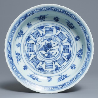 Een Chinese blauwwitte 'acht trigrammen' schotel, Ming