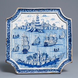 Une plaque en faïence de Delft en bleu et blanc à sujet maritime, 18ème