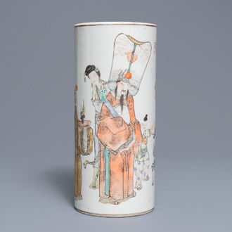 Un porte-chapeau en porcelaine de Chine qianjiang cai, signé Wang Youtang, 19/20ème