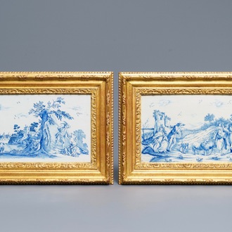 Een paar fijne blauwwitte Delftse plaquettes met romantische scènes, 18e eeuw