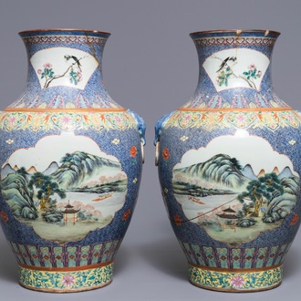 Une paire de vases de forme hu en porcelaine de Chine famille rose, marque de Qianlong, République, 20ème