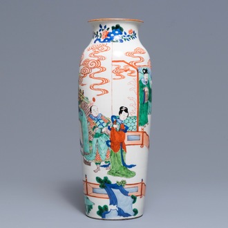 Un vase de forme rouleau en porcelaine de Chine wucai, 19ème