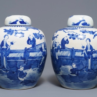 Een paar Chinese blauwwitte dekselpotten met figuren in een tuin, Kangxi merk, 19e eeuw