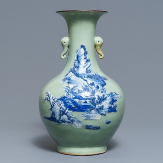 Een flesvormige Chinese vaas met blauwwit decor en celadon fondkleur, 19e eeuw