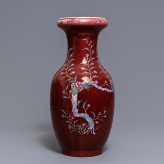 Un vase en porcelaine de Chine sang de boeuf monochrome à décor émaillé, 19ème