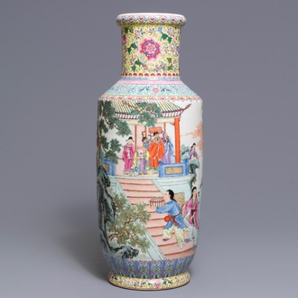 Un vase de forme rouleau en porcelaine de Chine famille rose, République, 20ème