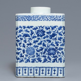 A large Chinese blue and white tea caddy with floral scrolls, 19th C.