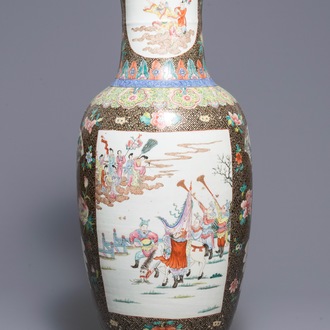 Un grand vase en porcelaine de Chine famille rose, 19ème