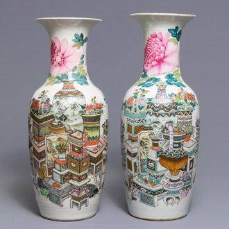 Twee Chinese qianjiang cai vazen met decor van kostbaarheden, 19/20e eeuw