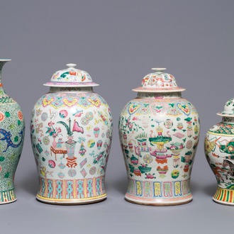 Vier Chinese famille rose en verte vazen, 19e eeuw