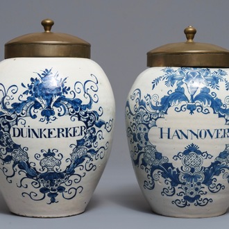 Deux pots à tabac en faïence de Delft en bleu et blanc, 18ème
