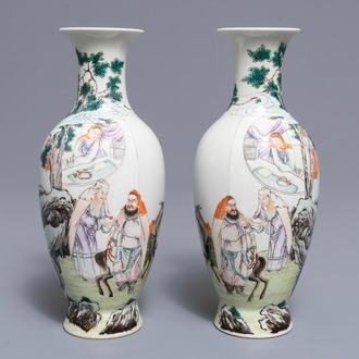 Une paire de vases en porcelaine de Chine famille rose, marque de Ju Ren Tang, République, 20ème