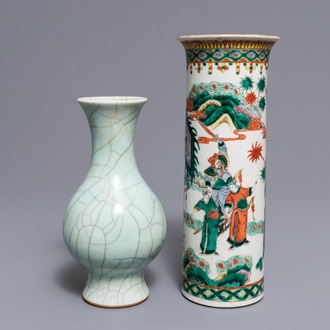 Een Chinese flesvormige celadon craquelé vaas en een famille verte vaas, 19e eeuw