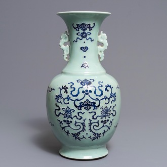 Een Chinese vaas met blauwwit decor met celadon fondkleur, Qianlong merk en periode