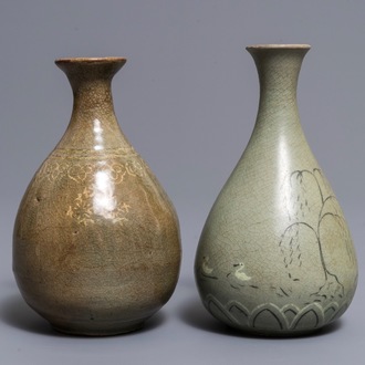 Twee Koreaanse flesvormige celadon vaasjes, Goryeo en Joseon
