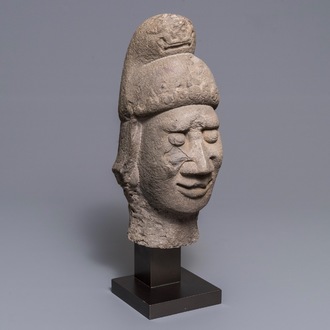 Een Chinees gesculpteerd stenen hoofd van een wachter, Ming