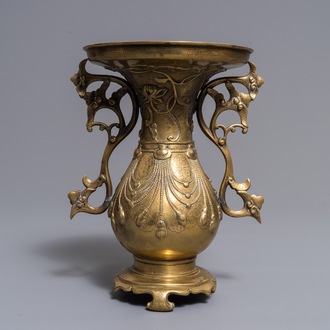 Un vase en bronze incrusté d’argent à décor en relief, Chine, 18/19ème