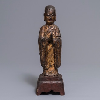 Een Chinese verguld en gelakt bronzen figuur van Mahakasyapa, Ming