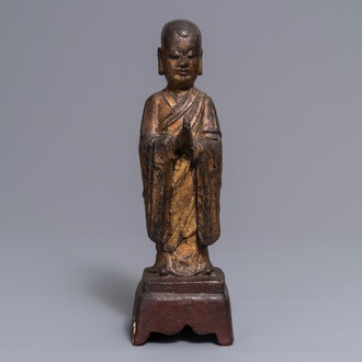 Un grand modèle de Mahakasyapa en bronze doré et laqué, Chine, Ming