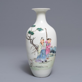 Een Chinese famille rose vaas, Hongxian merk, 20e eeuw