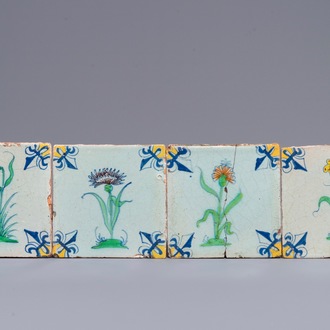 Vier polychrome Delftse tegels met bloemen, 17e eeuw