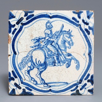 Een grote blauwwitte Delftse tegel met een ruiter gemaakt voor kasteel de Beauregard, ca. 1627