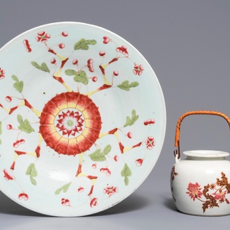 A Chinese famille rose dish and a teapot, 19/20th C.